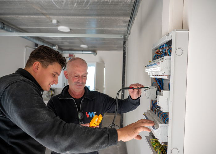 vmt bv uit vichte doet elektriciteitswerken aan een zekeringkast