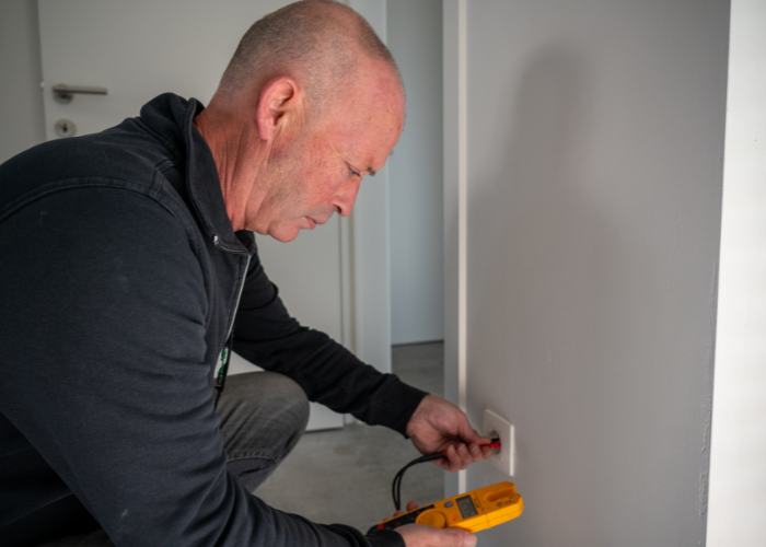 vmt bv uit vichte doet elektriciteitswerken en controleert stopcontacten